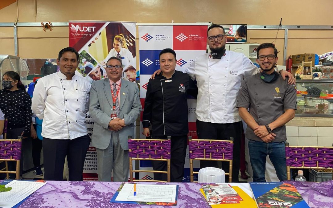 Representantes de la Universidad UDET participan como jurado en el concurso de la Mejor Colada Morada de los Mercados de Quito