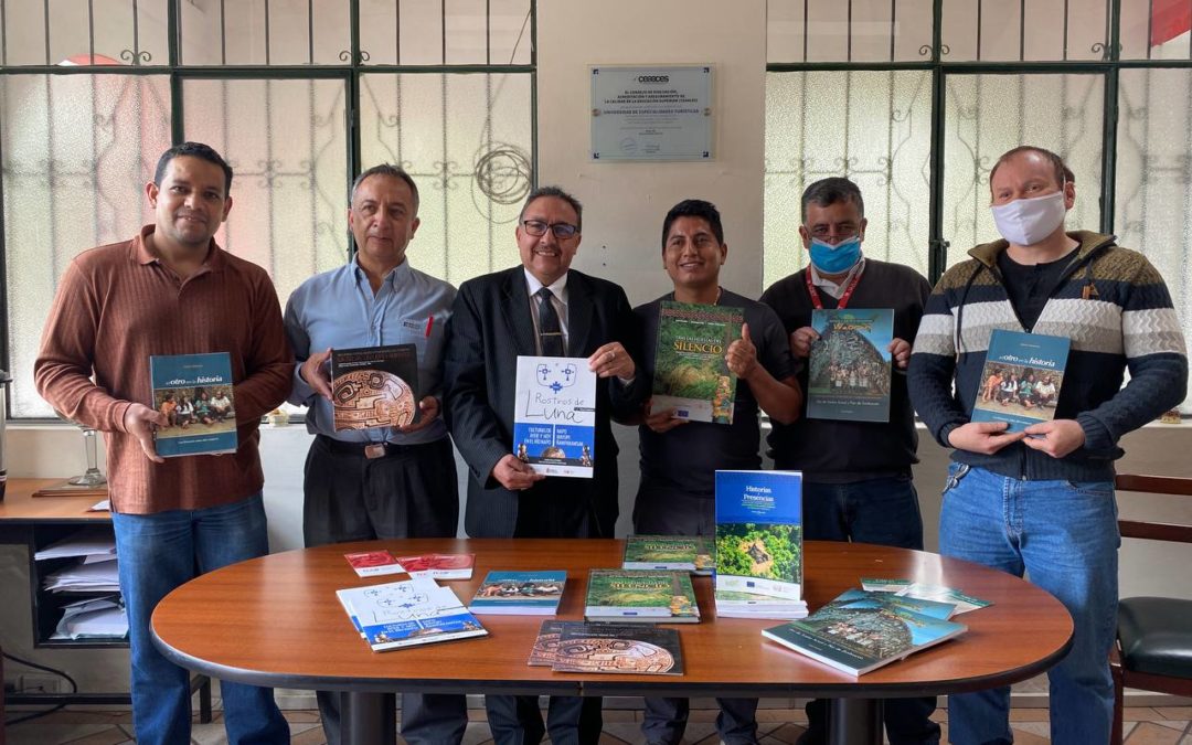 Alumno de la UDET obsequia una serie de libros a las autoridades de la institución