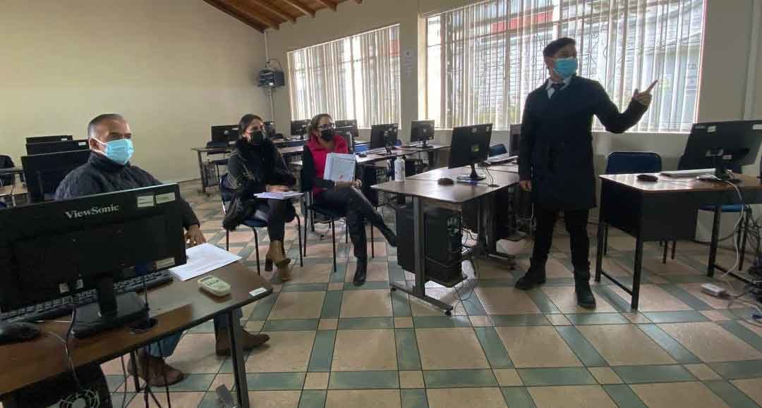 Alumnos de valiación de conocimientos rinden examen complexivo