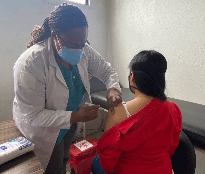 Universidad UDET vacuna a su personal en contra de la Influenza